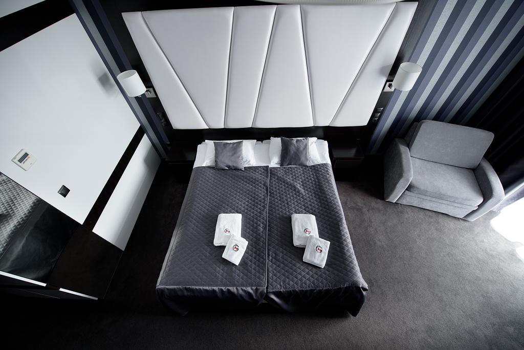Hotel Grafit Kostomloty Pierwsze Dış mekan fotoğraf
