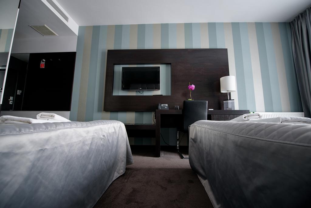 Hotel Grafit Kostomloty Pierwsze Dış mekan fotoğraf