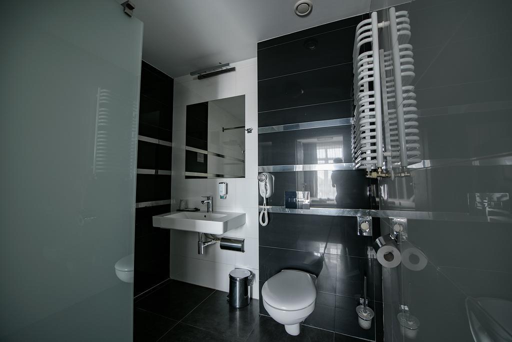 Hotel Grafit Kostomloty Pierwsze Dış mekan fotoğraf