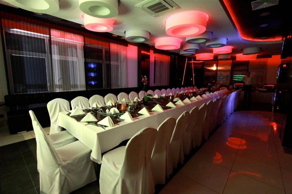 Hotel Grafit Kostomloty Pierwsze Dış mekan fotoğraf